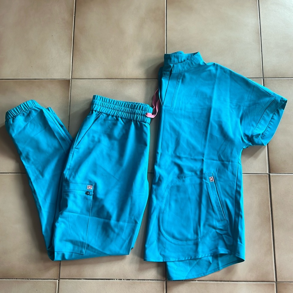 Create Amor Scrub Set in Caribbean Blue